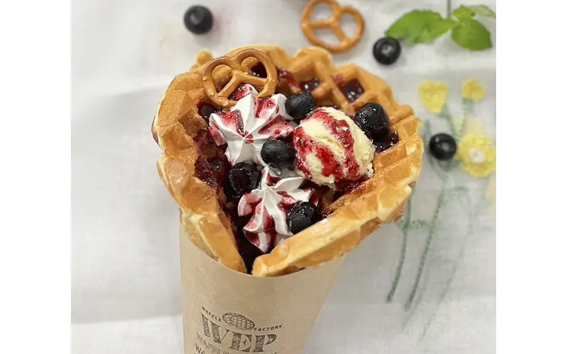 ブルーベリーチーズケーキワッフルロール