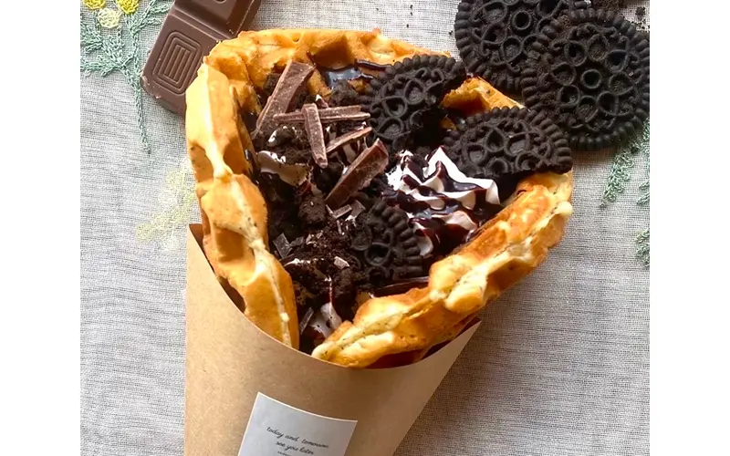 Cookies & Cream Waffle Roll